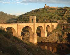 Figura 2. Puente de Alcántara (Autor: Juan Gil).
