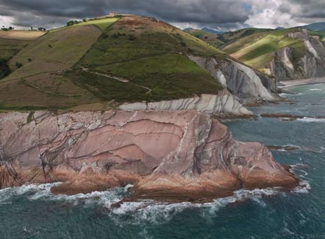 Figura 5. Afloramiento del flysch de Deba-Zumaia en el Geoparque de la Costa Vasca (Gipuzkoa).