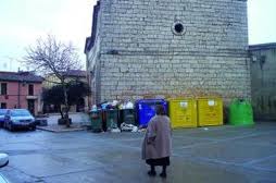 Figura 12. Iglesia románica: un buen apoyo para contenedores de basura.