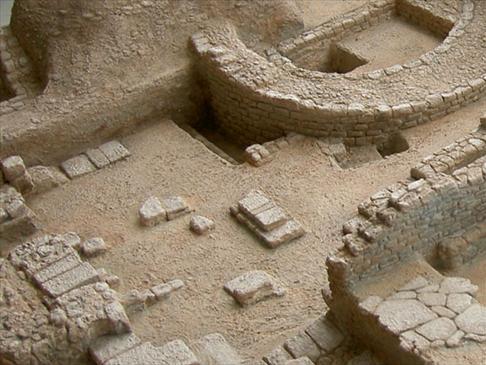 Figura 25. Palacio del Condestable. Cimientos de diferentes épocas y tumbas del siglo X.