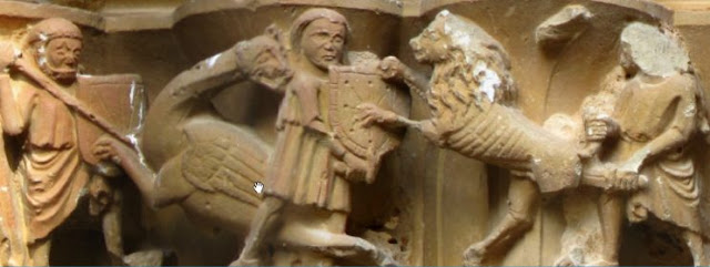 Figura 57. Dos guerreros portan escudos navarros en la portada de San Zoilo, siglo XIV. Cáseda (Navarra).