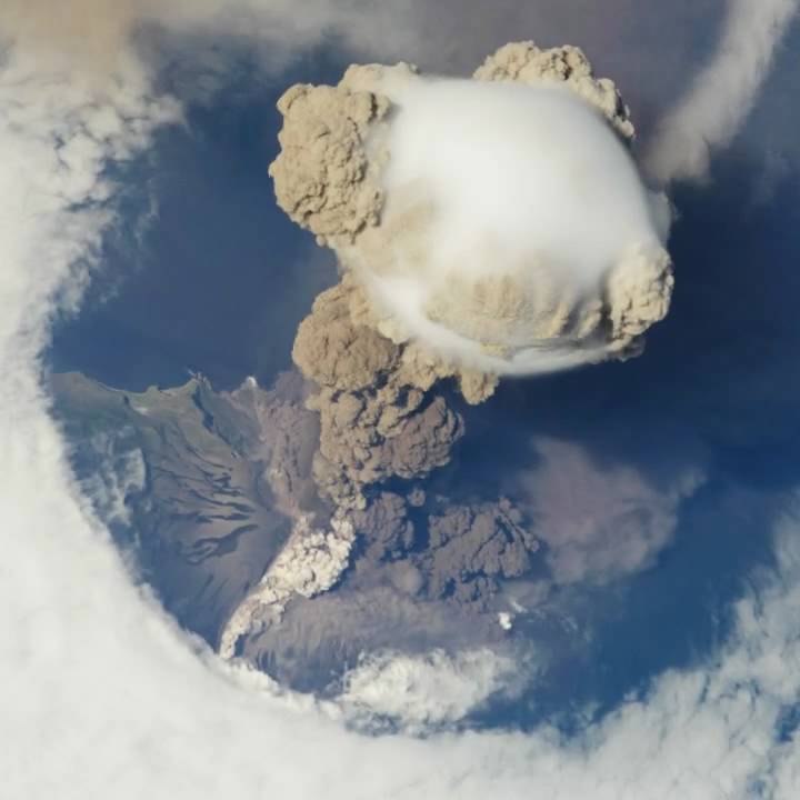 7472
