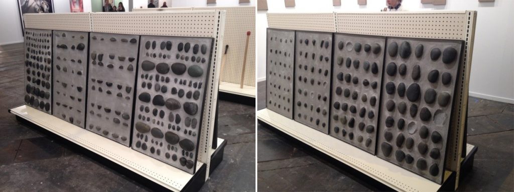 Autor: Gabriel Kuri(1970) Título: Matching punch cards ( Tarjetas perforadas concordantes) Materiales: Bandejas de metal, hormigón, cantos rodados, maderas y otros materiales. Medidas: Planchas de 135X249X90 cm